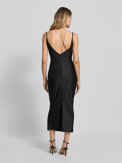 Frauenmodel trägt Cocktailkleid mit Spaghettiträgern und V-Ausschnitt von TROYDEN COLLECTION in Schwarz, Satin, Körpernaher-Schnitt, Midikleid, rückseitiger V-Ausschnitt und Rückenreißverschluss, Rückenlänge bei Größe 36: 125 cm, Brustweite bei Größe 36: 37 cm, Ganzkörperansicht Rückansicht.