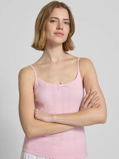 Frauenmodel trägt Regular Fit Top aus reiner Baumwolle Modell 'MARIE' von Pieces, Optik: Unifarben, Struktur, Rundhals, Ärmelform: Ohne, Nahaufnahme Oberkörper.