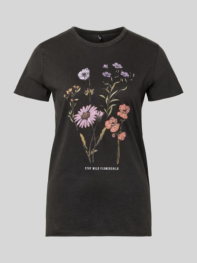 Frauenmodel trägt Regular Fit T-Shirt aus reiner Baumwolle Modell 'LUCY' von ONLY, efekt: jednolity kolor, nadruk z motywem kwiatowym, okrągły dekolt, krótki rękaw, zrolowany brzeg, dżersej, damski t-shirt z bawełny, całkowity widok z przodu