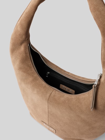 Productfoto, Hobo Bag met labelpatch Model 'Gerda' van Bogner in lichtbruin suède, hoofdfak met ritssluiting, binnenvak met rits, korte schouderband, breedte 36 cm, lengte 26 cm, diepte 9 cm, bandlengte 64 cm, zachte textuur, elegante look