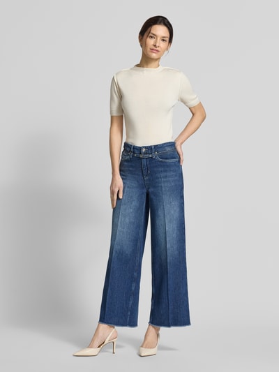 Frauenmodel trägt Wide Leg Jeans mit Gürtel Modell 'SVENTY' von Raffaello Rossi, Cropped, Fransen, Baumwoll-Lyocell-Mix, Ganzkörperansicht von vorne.