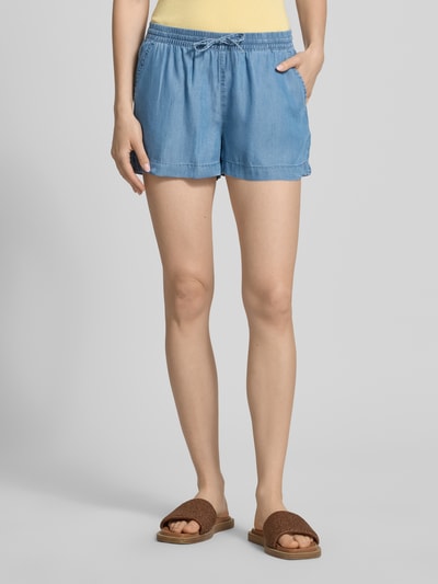 Frauenmodel trägt Regular Fit Jeansshorts aus Lyocell Modell 'PEMA LIFE' von Only, Denim-Optik, Elastikbund mit Tunnelzug, seitliche Eingrifftaschen, Ganzkörperansicht von vorne.