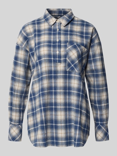 Produktfoto, Relaxed Fit Bluse mit Knopfleiste und Brusttasche von Emily Van den Bergh, Baumwolle, kariertes Allover-Muster in Blau und Weiß, strukturierte Oberfläche
