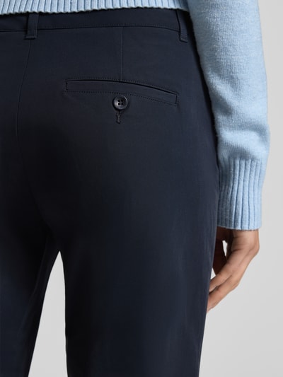 Frauenmodel trägt Chino aus Techno Cotton Superstretch von Raffaello Rossi, Material-Mix mit Baumwoll-Anteil, Gesäßtasche, Nahaufnahme Rückansicht.
