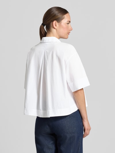 Vrouwenmodel draagt Boxy Fit blouse met korte mouwen uit zuivere katoen model 'Filsona' van OPUS, wit, rechte lijnen, Ganzkörperansicht Rückansicht, Dames Kurzarmbluse van OPUS.