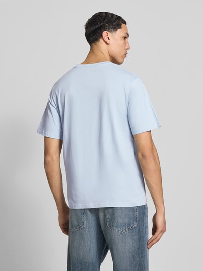 Männermodel trägt T-Shirt mit Logo und Rundhalsausschnitt von Jack & Jones aus reiner Bio-Baumwolle, hellblau, Ganzkörperansicht Rückansicht