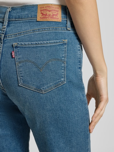 Kobiece modelka nosi Regular Fit Bermuda in Denim-Optik od Levi's®, 5-kieszeni, bawełniany miks, niebieski, detal tylna, zbliżenie.