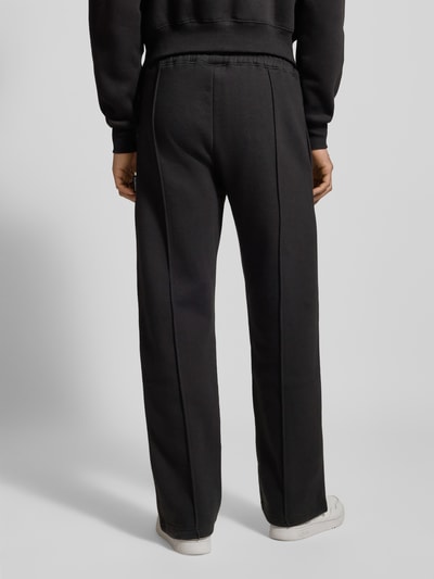 Männermodel trägt Sweatpants mit elastischem Bund von PROHIBITED aus Baumwoll-Mix, Lockerer-Schnitt, Label-Stitching, Ganzkörperansicht Rückansicht.