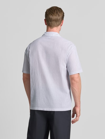 Männermodel trägt Regular Fit Freizeithemd mit Reverskragen von MCNEAL aus Reiner Baumwolle mit Knopfleiste, Rückenlänge 72 cm, Schulterbreite 54 cm, Ärmellänge 26 cm, feine weiße und graue Streifen, glatte Struktur, Ganzkörperansicht Rückansicht.