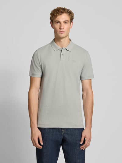 Mannelijk model draagt regular fit poloshirt van katoenmix, lichtgrijs met subtiel structuur, van Tom Tailor, Heren poloshirt, Ganzkörperansicht von vorne.