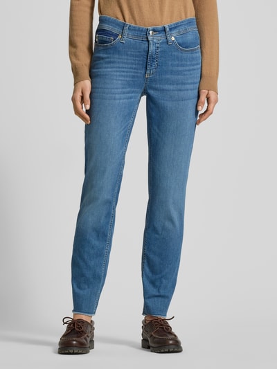 Frauenmodel trägt Jeans in verkürzter Passform von Cambio aus Baumwoll-Mix mit Stretch-Anteil, Slim-Fit, 5-Pocket-Design, Ganzkörperansicht von vorne.
