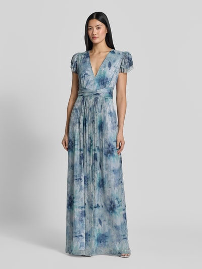 Frauenmodel trägt Maxikleid mit floralem Allover-Print von SWING in Blau- und Grüntönen, Plissee-Optik, glänzend, Ganzkörperansicht von vorne.
