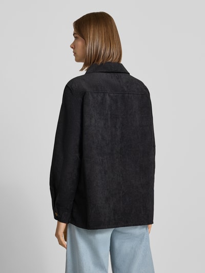 Frauenmodel trägt Relaxed Fit Langarmbluse in Cord-Optik Modell 'EFFI' von PIECES, schwarze Farbe, strukturierte Oberfläche, Ganzkörperansicht Rückansicht, Damen Langarmbluse.
