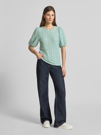 Frauenmodel trägt Blusenshirt mit Strukturmuster Modell 'FALL' von Vila, mintgrün, Regular-Fit, Material-Mix mit Stretch-Anteil, Ganzkörperansicht von vorne.