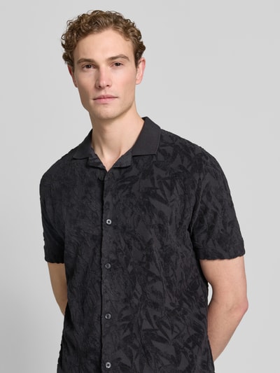 Männermodel trägt Regular Fit Freizeithemd aus reiner Baumwolle von Marc O'Polo, schwarz, Jacquard, Allover-Muster, Nahaufnahme Oberkörper.