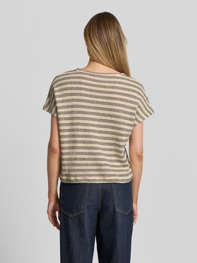 Frauenmodel trägt Damen T-Shirt mit Strukturmuster Modell 'Sedopa' von OPUS aus Baumwoll-Mix, Streifen in Beige und Dunkelblau, Regular-Fit, Saum mit Kordelzug, Rückenlänge bei Größe 36: 47 cm, Ganzkörperansicht Rückansicht.