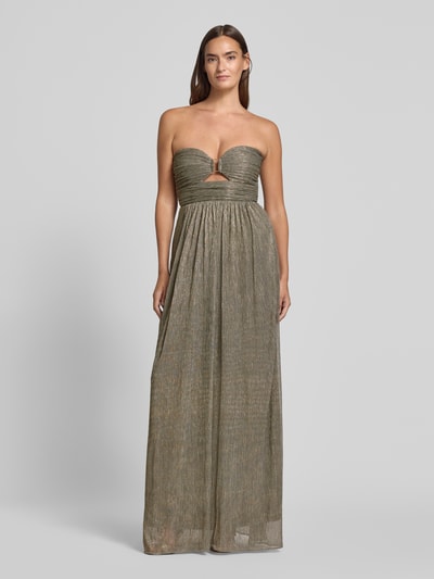 Vrouwenmodel draagt glanzend Schimmerndes Off-Shoulder-Kleid met Taillenband van Jake*s Cocktail, getailleerd, maxi-jurk, cut-out detail, frontale hele lichaamsopname. Context: dames maxi-jurk, glanzend, off-shoulderjurk, tailleband, ruglengte maat 36: 130 cm, borstwijdte maat 36: 34 cm.