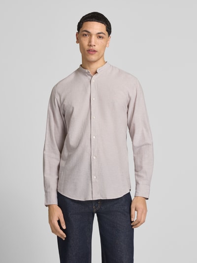 Männermodel trägt Freizeithemd mit Leinen-Anteil Modell 'BREEZE' von Jack & Jones im Baumwoll-Leinen-Mix, Regular-Fit, Stehkragen, Knopfleiste, helle Farbe, glatte Struktur, Ganzkörperansicht von vorne.