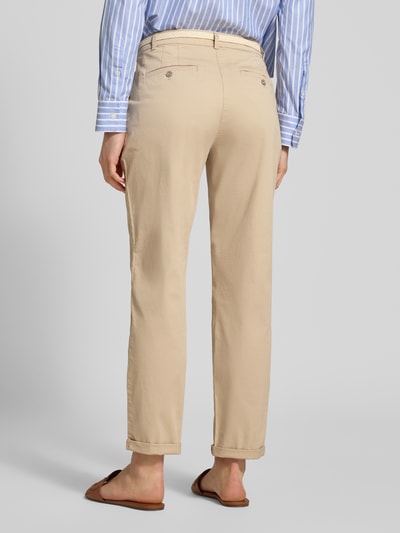 Frauenmodel trägt Casual Fit Chino mit Baumwoll-Anteil von Christian Berg Woman, Beige, verkürzt, Baumwoll-Mix, Rückansicht, Ganzkörperansicht.