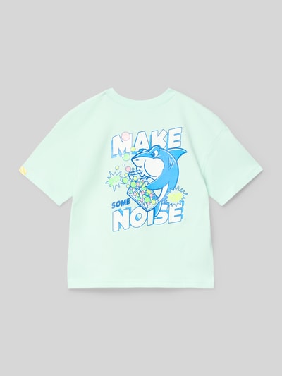 Junge trägt T-Shirt mit Motiv-Print und Rundhalsausschnitt von BILLIEBLUSH in Mintgrün, Regular Fit, Reine Baumwolle, Rückenlänge 42 cm, Ganzkörperansicht Rückansicht.