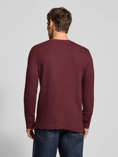 Männermodel trägt Longsleeve mit Ripp-Struktur von MCNEAL in Dunkelrot, reine Baumwolle, gerader Schnitt, Ganzkörperansicht Rückansicht.