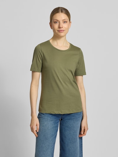 Frauenmodel trägt Damen T-Shirt mit Rundhalsausschnitt von Christian Berg Woman in Khaki, Reine Baumwolle, Regular-Fit, 1/2-Arm, Ganzkörperansicht von vorne. Rückenlänge bei Größe S: 60 cm.