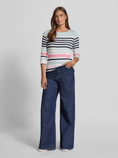 Vrouwenmodel draagt Shirt aus Viskose-Mix mit Rundhalsausschnitt van Betty Barclay, dames shirt van viscosemix met stretch, recht model, ronde hals, 3/4-mouw, ruglengte bij maat 36: 58 cm, strepen in pasteltinten, zachte textuur, Ganzkörperansicht van voren.