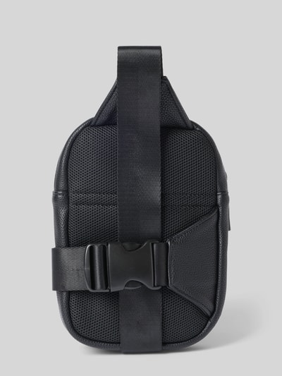 Produktfoto, torba na ramię z detalem z logo Model 'RICO Crossbody Mini' od bugatti, czarna, tkanina o widocznej fakturze siateczki, zamknięcie na klamrę, Główna przegroda z zamkiem błyskawicznym, Szerokość w rozmiarze 1: 14 cm, Długość w rozmiarze 1: 20 cm, Głębokość w rozmiarze 1: 4 cm, długość paska: 85 cm