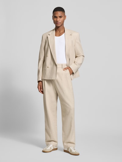 Męski model nosi Slim Fit Sakko mit Leinen-Anteil von JAKE*S STUDIO MEN, beż, mieszanka bawełny i lnu, krój slim fit, kołnierz z połami, listwa guzikowa 2-rzędowa, kieszenie z wypustką, długość tyłu w rozmiarze M: 67 cm, szerokość w rozmiarze M: 48 cm, długość rękawów w rozmiarze M: 64 cm, całkowity widok z przodu