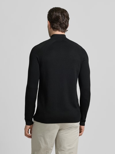 Männermodel trägt Regular Fit Troyer mit Schurwoll-Anteil Modell 'TOUR SEAMLESS QZ' von BOSS Green, unifarben schwarz, Jacquard, Ganzkörperansicht Rückansicht
