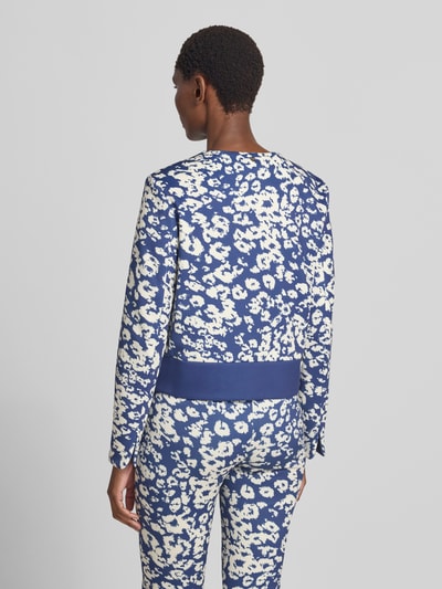 Frauenmodel trägt Regular Fit Blazer mit floralem Allover-Print von Marc Cain in Blau und Creme, elastischer Baumwoll-Mix, Ganzkörperansicht Rückansicht.