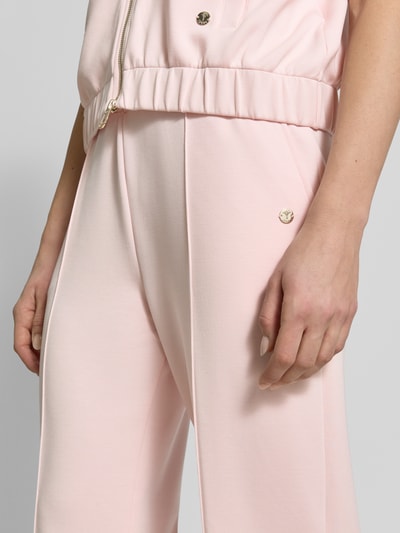 Kobiece modelka nosi Sweatpants mit Label-Applikation Modell 'Talila' od JOOP!, jasnoróżowy, prosty krój, tekstura miękka, z elastycznym pasem, modal, szerokość w rozmiarze 36: 40 cm, długość nogawki wewnętrznej: 80 cm, zbliżenie na dolną część ciała