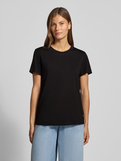 Vrouwenmodel draagt Regular fit t-shirt met label-embleem Model 'Dala' van MOS MOSH, zwarte jersey, ronde hals, dames, ruglengte bij maat S: 58 cm, voorkant volledig zichtbaar