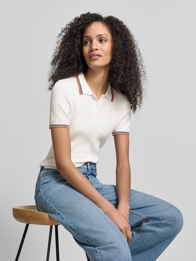 Frauenmodel trägt Slim Fit Poloshirt aus Viskose-Mix in Strick-Optik von Jake*s Casual, cremeweiß, kurzärmelig, Nahaufnahme Oberkörper.