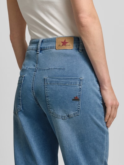Frauenmodel trägt Straight Fit Jeans in verkürzter Passform Modell 'Cozy' von Buena Vista, elastischer Baumwoll-Mix, Detailaufnahme Rückansicht.
