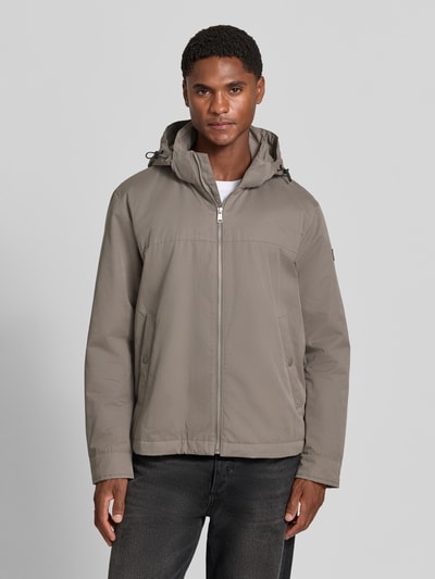 Männermodel trägt Regular Fit Blouson mit Baumwoll-Abteil von Marc O'Polo in Grau, glatte Struktur, Herren Bomberjacke, Ganzkörperansicht von vorne.