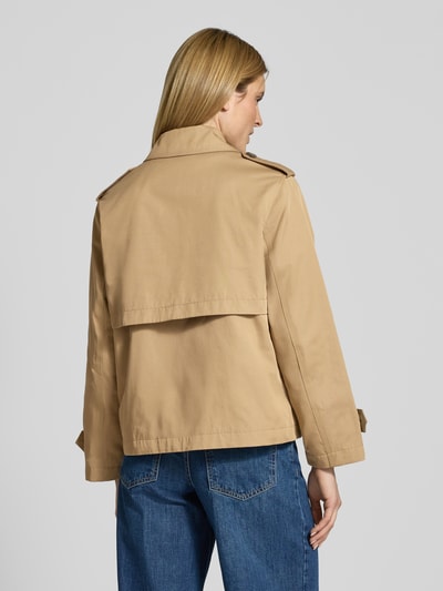 Frauenmodel trägt Trenchcoat in kurzem Design mit Baumwoll-Anteil von Jake*s Casual, beige, glatte Struktur, Gerade Passform, Ganzkörperansicht Rückansicht.