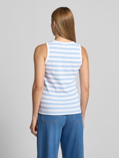 Frauenmodel trägt Slim Fit Top mit Rundhalsausschnitt Modell 'Effy' von FREE/QUENT, gestreift in Weiß und Hellblau, Baumwoll-Mix, Ganzkörperansicht Rückansicht.