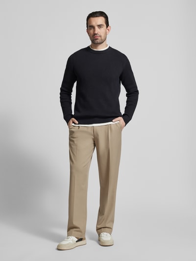 Męski model nosi Relaxed Fit Strickpullover mit Rundhalsausschnitt von Lindbergh, mieszanka bawełny, efekt prążkowania, okrągły dekolt, długość tyłu 70 cm, długość rękawów 68 cm, pełny widok z przodu