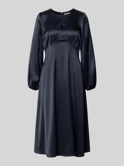 Produktfoto, schwarzes Midikleid aus Satin mit Schlüssellochausschnitt von Christian Berg Woman Selection, taillierte Passform, langärmlig