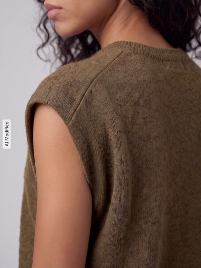 Kobiece model nosi bezrękawnik Relaxed Fit Pullunder aus Woll-Mix model 'LULU' od Selected, tekstura miękka, kolor oliwkowy, zbliżenie na plecy, zdjęcie KI-modifiziertes Bild. Bezrękawnik damski Selected.