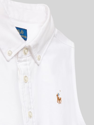 Mädchen trägt Tailliertes Hemdblusenkleid aus Baumwoll-Mix Modell 'LATOYIAOXFSD' von Polo Ralph Lauren Teens, Optik: Unifarben, Hochgeschlossen, Logo-Stitching, Knopfleiste, Ärmelform: Ohne, Mini-Länge, Ganzkörperansicht von vorne.