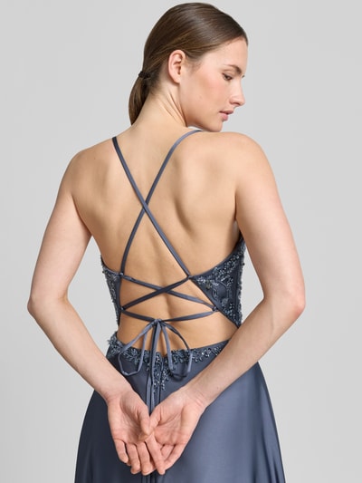 Modelka kobieta nosi Maxikleid aus Satin mit Pailletten od Laona w kolorze niebieskim, satynowa tekstura, tył z cekinami, A-linia, głęboki dekolt V, szerokość w rozmiarze 36: 40 cm, długość tyłu w rozmiarze 36: 156 cm, widok całej sylwetki od tyłu