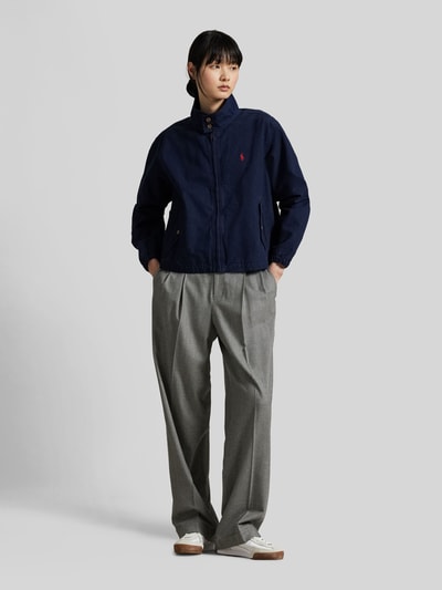 Modelka kobieca nosi Regular Fit Blouson aus reiner Baumwolle od Polo Ralph Lauren, granat, krój regular fit, bawełna, widok całej sylwetki z przodu.