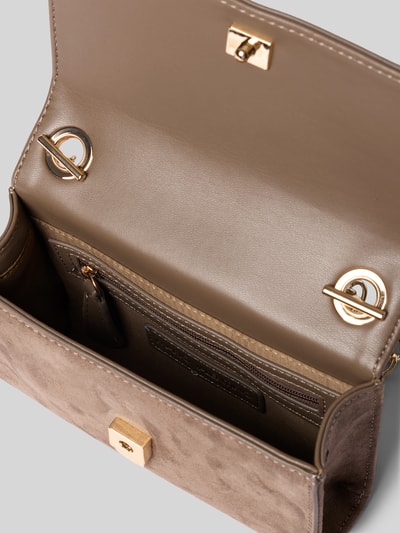 Produktfoto, Detailansicht der taupefarbenen Umhängetasche mit Logo-Detail Modell 'DIVINA' von Valentino Bags, glatte und strukturierte Oberfläche, goldfarbene Metalldetails, Damen Umhängetasche.
