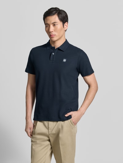 Männermodel trägt Regular Fit Poloshirt mit Label-Detail und Knopfleiste von Lerros aus Reine Baumwolle, Rückenlänge 71 cm, Ganzkörperansicht von vorne.