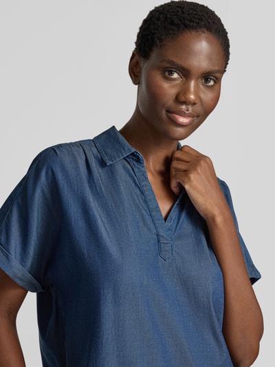 Frauenmodel trägt Regular Fit Bluse in Denim-Optik mit V-Ausschnitt von Christian Berg Woman, Umlegekragen, Ärmel mit Aufschlag, Nahaufnahme Oberkörper.