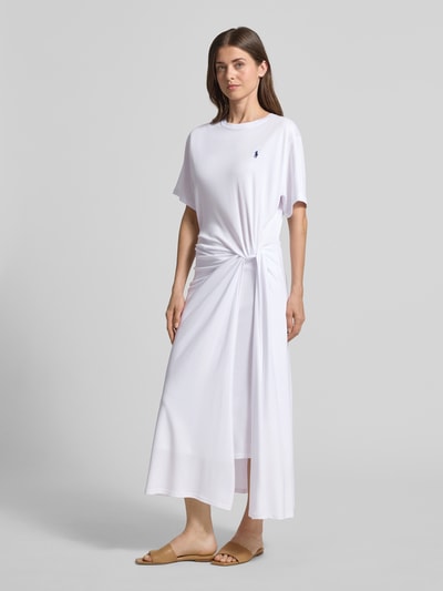 Frauenmodel trägt Körpernahes Freizeitkleid aus Lyocell-Mix von Polo Ralph Lauren in Weiß, Melange-Optik, Midi-Länge, Logo-Stitching, Ganzkörperansicht von vorne.