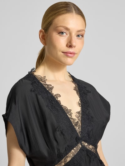 Kobiece modelka prezentuje sukienkę midi z mieszanki lyocellu, koronka, dekolt w serek, model 'MOLLY' od Copenhagen Muse, zbliżenie na górę ciała.