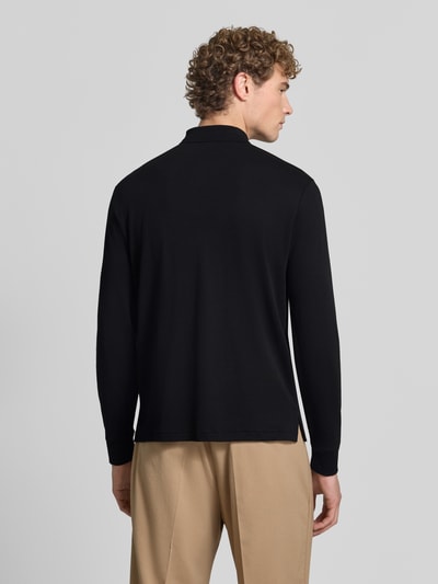 Männermodel trägt zwart slim fit poloshirt uit puur katoen van Polo Ralph Lauren, beige broek, Ganzkörperansicht Rückansicht.